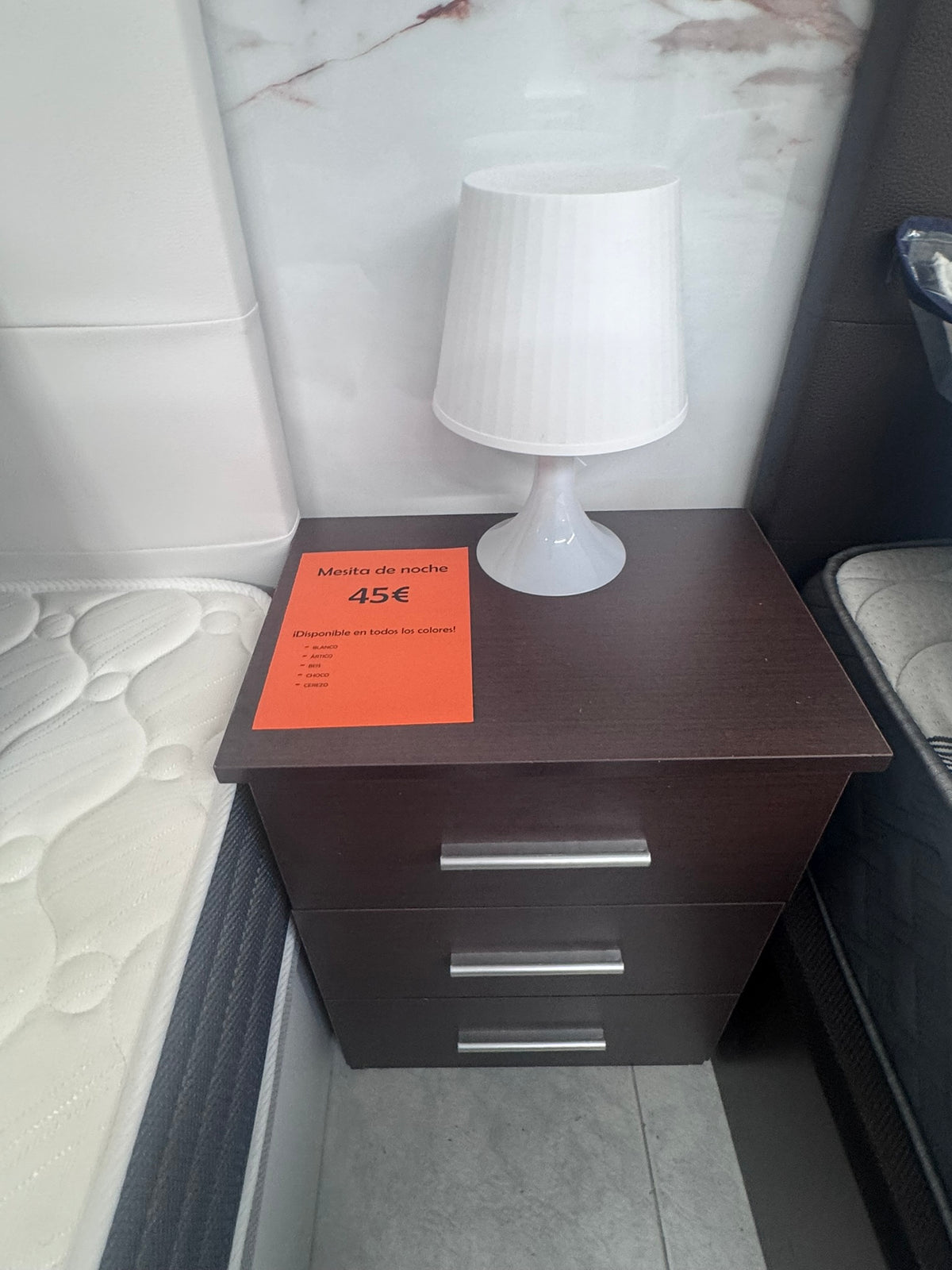 Mesita de Noche de 3 Cajones – Disponible en Varios Colores