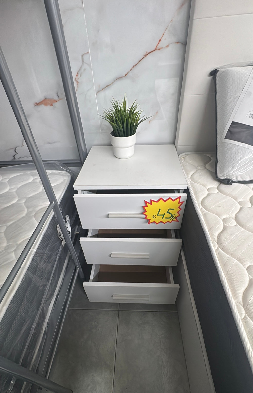 Mesita de Noche de 3 Cajones – Disponible en Varios Colores
